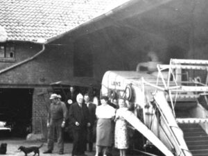 Gruppenbild auf dem Mensinghof mit dem neuen Mähdrescher. Heinrich Mensing (Mütze, links) war lange Zeit Bürgermeister von Oerie (Anmerkung: und mein Großvater)