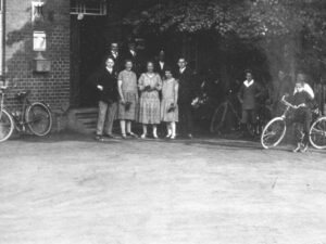 Vor dem Oerier Gasthaus 1920/30er Jahre (erste Reihe): Heinrich Klaproth, Anna Ihsen und Lina Klaproth (geb. Ihsen)