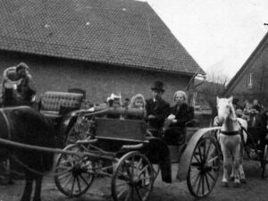 Hochzeitsgesellschaft auf dem Hof Heinrich Mensing (Hummelweg 2) - in den 1940ern