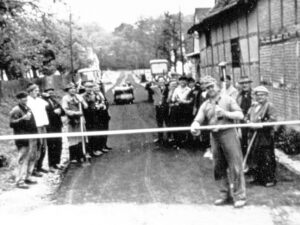 Eröffnung der asphaltierten Straße (seit 1974 "Zum Walde")