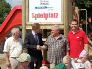 Bürgermeister Griebe, Herr Blecking von der Sparta-Bank, Ortsbürgermeister Wulkopf und Hakan Turan